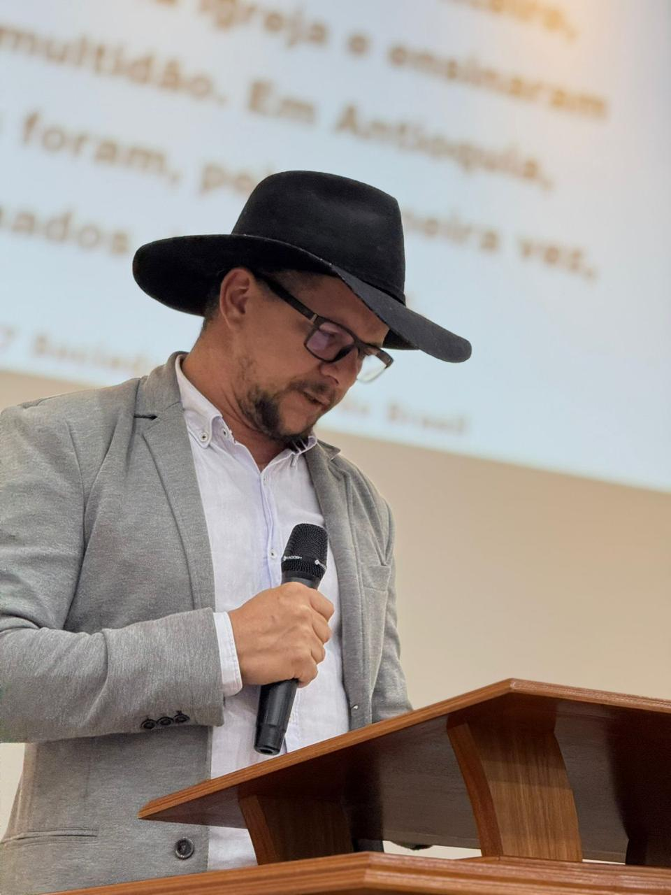 Rev. Ademir Menezes